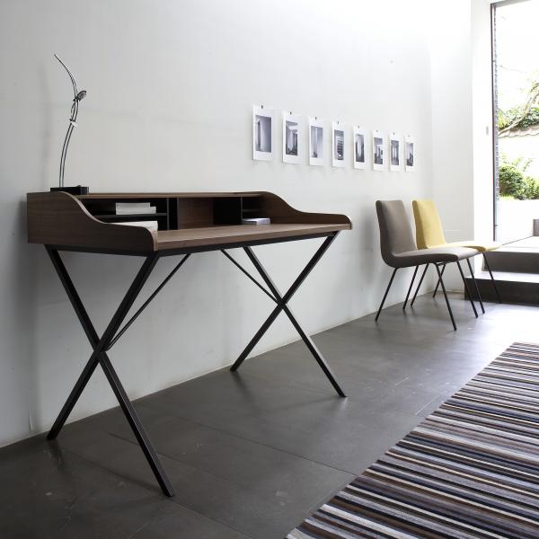 DESK EUROPEAN WALNUT IN STOCK Ligne Roset